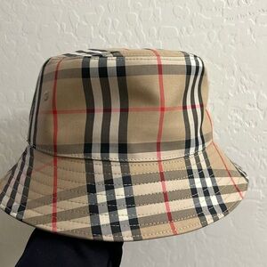 Burberry bucket hat 🤎